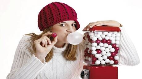 ما أضرار مضغ العلكة أكثر من ثلاث دقائق؟ 