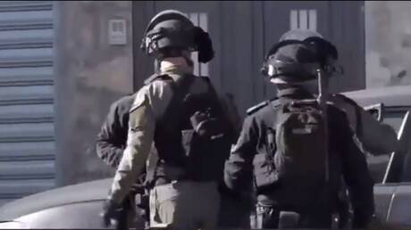 الشرطة الإسرائيلية توقف عددا من منتسبيها ظهروا في مقطع فيديو يعتدون على مصور صحفي فلسطيني (فيديو)