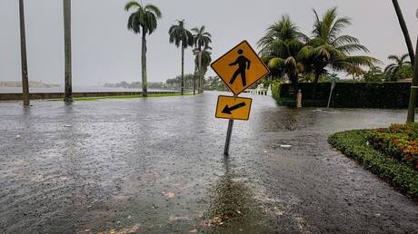 فلوريدا الأمريكية تكاد تغرق والعاصفة تتوجه إلى الساحل الشرقي (فيديو+صور)
