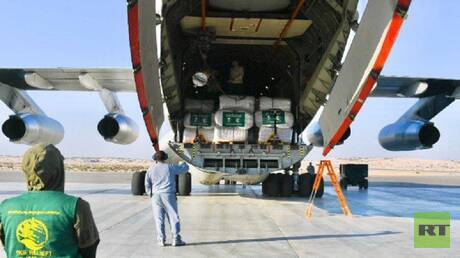 بالصور.. طائرة الإغاثة السعودية الـ33 المخصصة لغزة تحط في مطار العريش