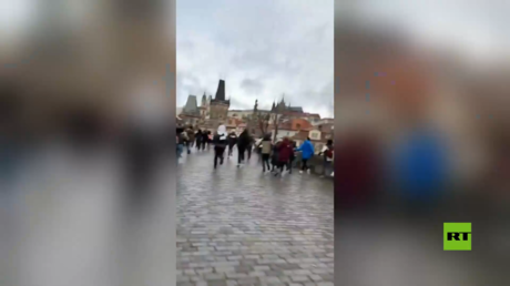 لقطات لطلاب مذعورين يهرعون من جامعة وسط براغ بعد إطلاق النار فيها