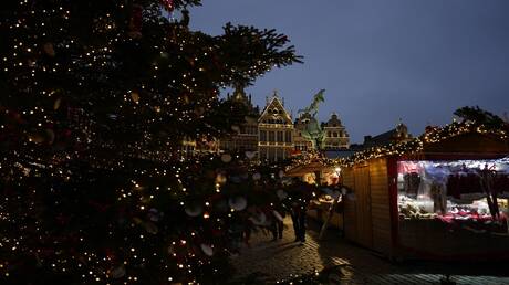 بالفيديو.. الرياح القوية تسبب سقوط شجرة عيد الميلاد في بلجيكا