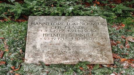 تدنيس قبر المستشار الألماني السابق هلموت شميت برسوم لصلبان معقوفة (صور)