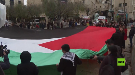 رفع علم فلسطيني عملاق في بيت لحم تضامنا مع أهالي غزة