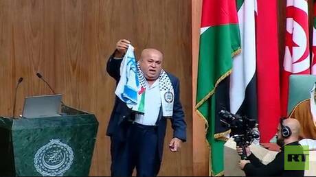 برلماني أردني يحرق علم إسرائيل في القاعة الرئيسية للجامعة العربية (فيديو)
