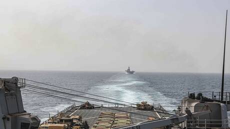 قائد بحري أمريكي: الحوثيون لا يبدون أي إشارة على وقف هجماتهم في البحر الأحمر