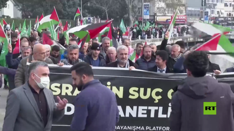 بالفيديو.. مسيرة تضامن مع الفلسطينيين في اسطنبول تصل القنصلية الأمريكية