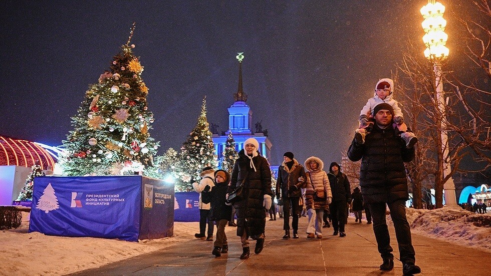 مساعدة سابقة لبايدن تفاجئ الأمريكيين بصورة من موسكو