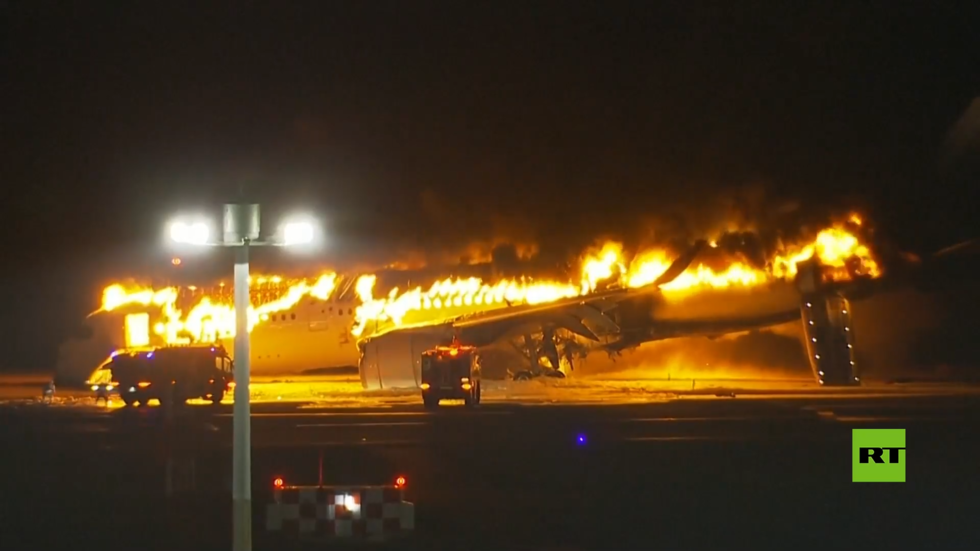 شاهد.. النيران تلتهم بالكامل طائرة يابانية في مطار طوكيو