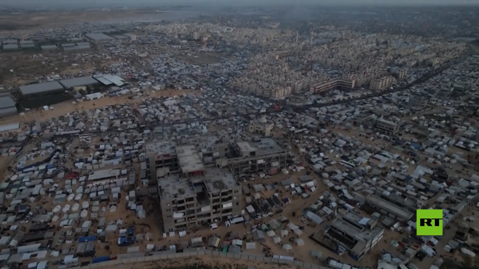 مشاهد جوية تظهر مخيم رفح المكتظ بالنازحين في جنوب قطاع غزة