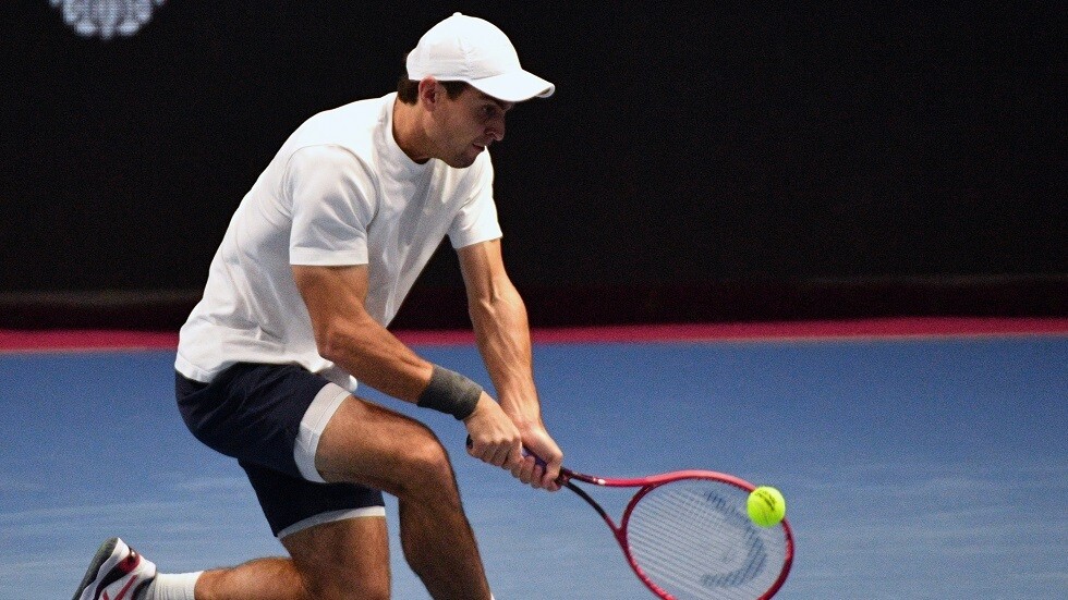 الروسي كاراتسيف يخرج من ملعب بريزبن للتنس على كرسي متحرك بعد إصابة خطيرة