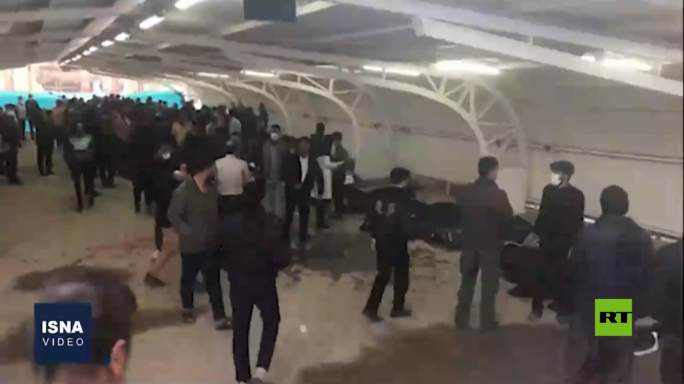 مشاهد مروعة لأكوام من جثث القتلى في انفجارين بالقرب من مقبرة سليماني في إيران