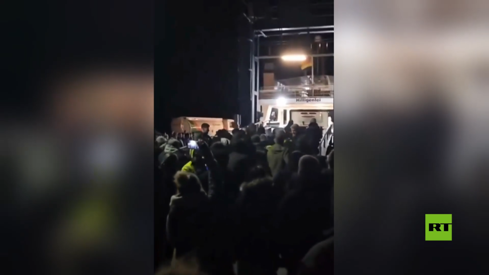 شاهد.. المزارعون الغاضبون يقتحمون عبّارة على متنها وزير الاقتصاد الألماني