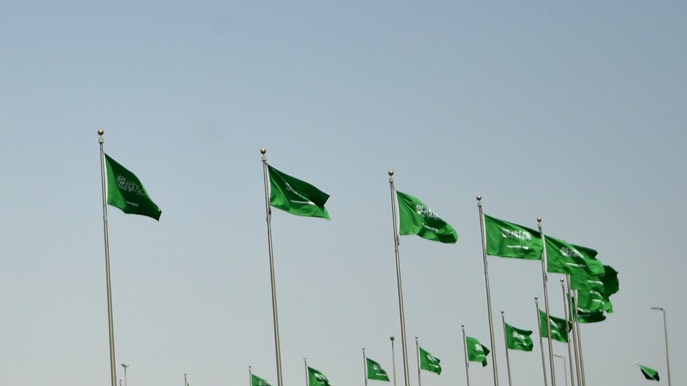 السعودية..السيارات "تحلق" في جازان بسبب "مطب صناعي" (فيديو)