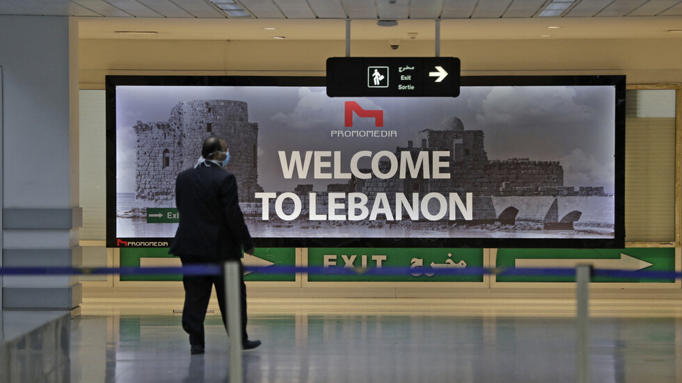 لبنان..مجموعة "جنود الرب" تخترق شاشات مطار بيروت وتوجه رسالة مناهضة لـ"حزب الله" (صور + فيديو)