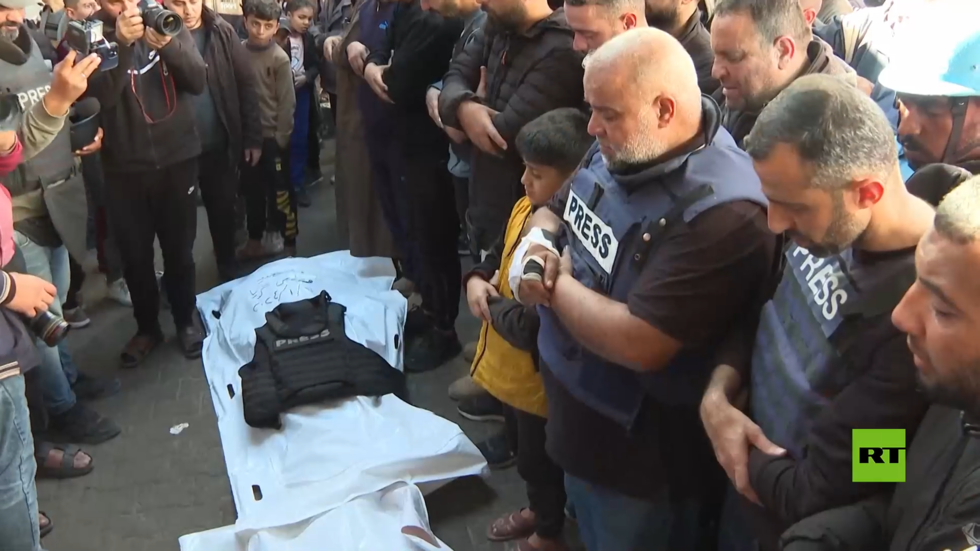 الصحفي وائل الدحدوح يودع نجله بعد مقتله جراء غارة إسرائيلية على رفح