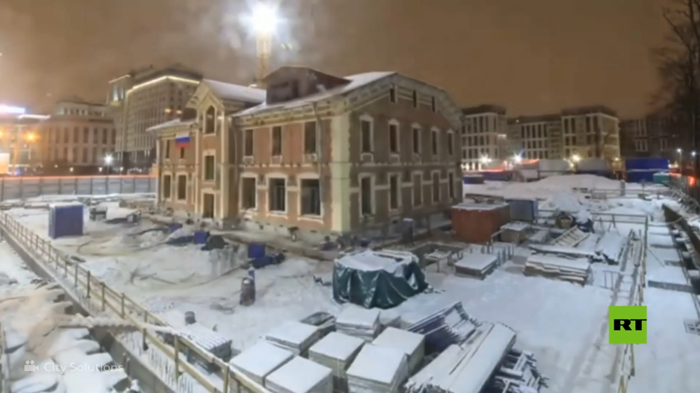 لأول مرة في تاريخ بطرسبورغ.. عملية نقل مبنى بأكمله