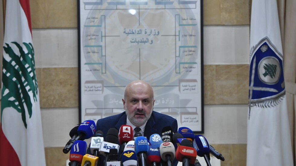 وزير الداخلية اللبناني رجح أن يكون خرق شاشات المطار خارجيا