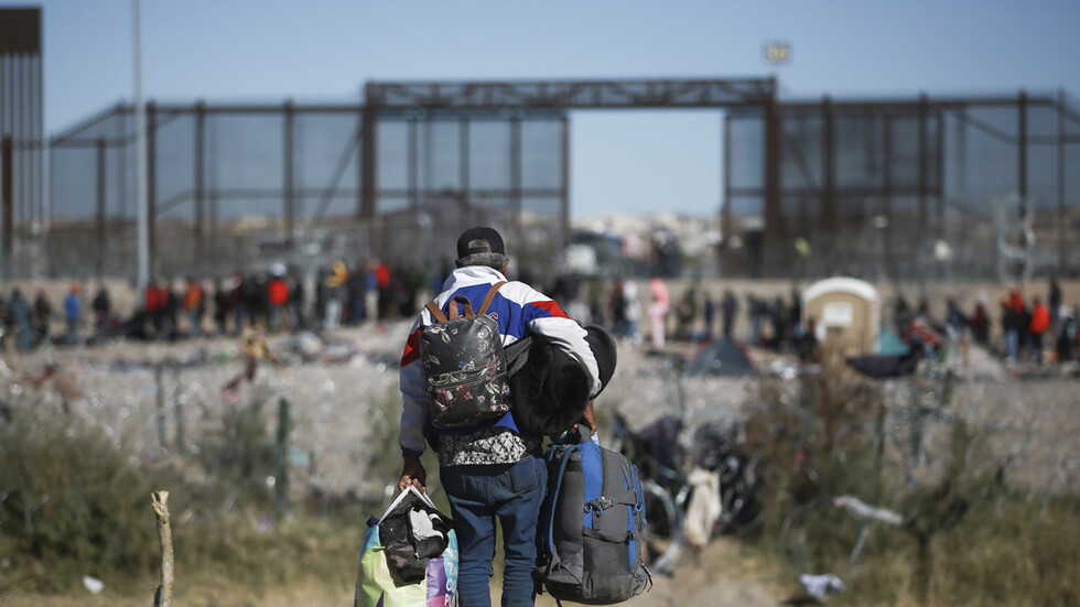 ماسك يخشى أن يشغل المهاجرون منازل المواطنين