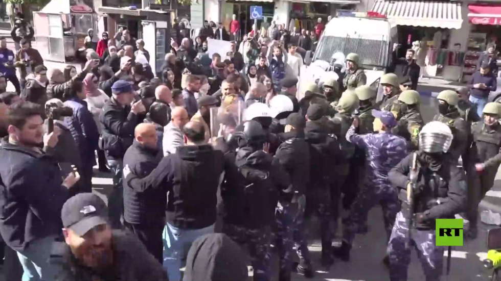 بالفيديو.. اشتباكات في رام الله أثناء وقفة رافضة لزيارة بلنيكن