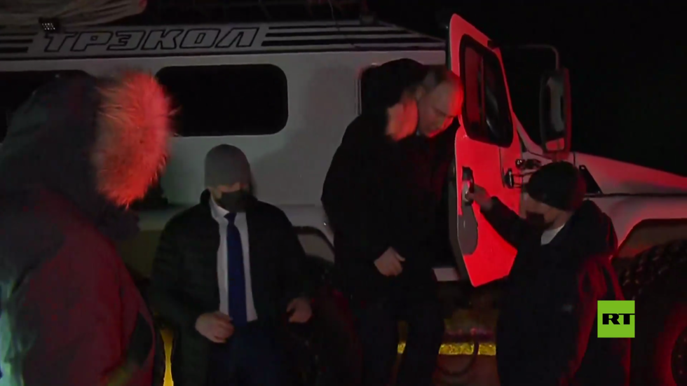 شاهد بالفيديو.. الرئيس بوتين يركب عربة "الوحش" أثناء الزيارة إلى تشوكوتكا