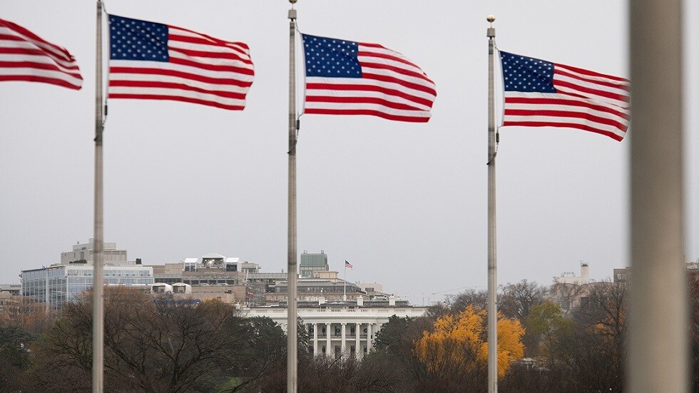 "بلومبرغ": إدارة بايدن تدعم قانون مصادرة الأصول الروسية المجمدة