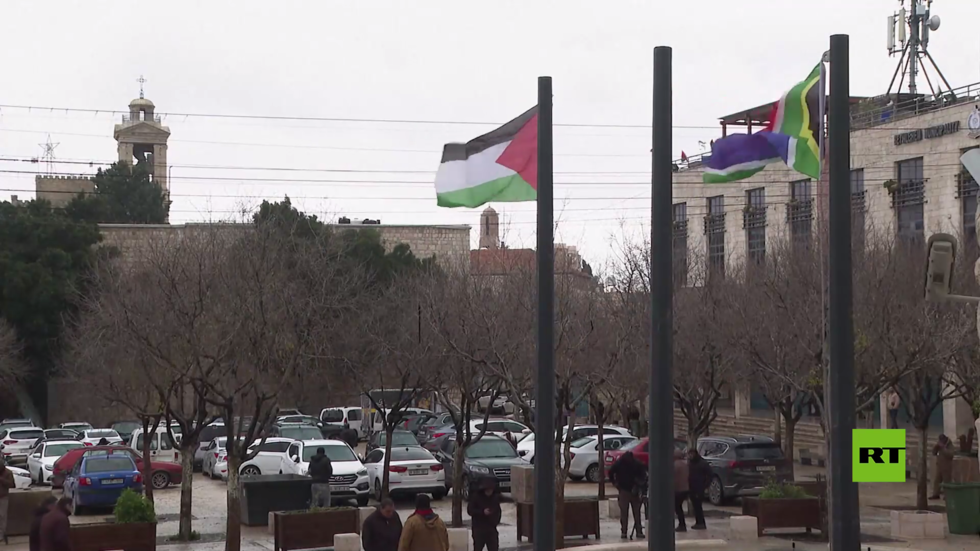 بالفيديو.. رفع علم جنوب إفريقيا في بيت لحم تقديرا لجهودها في محكمة العدل الدولية