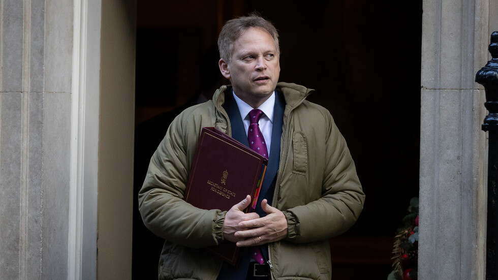 وزير الدفاع البريطاني يدعو إيران إلى إجبار الحوثيين وحزب الله على 