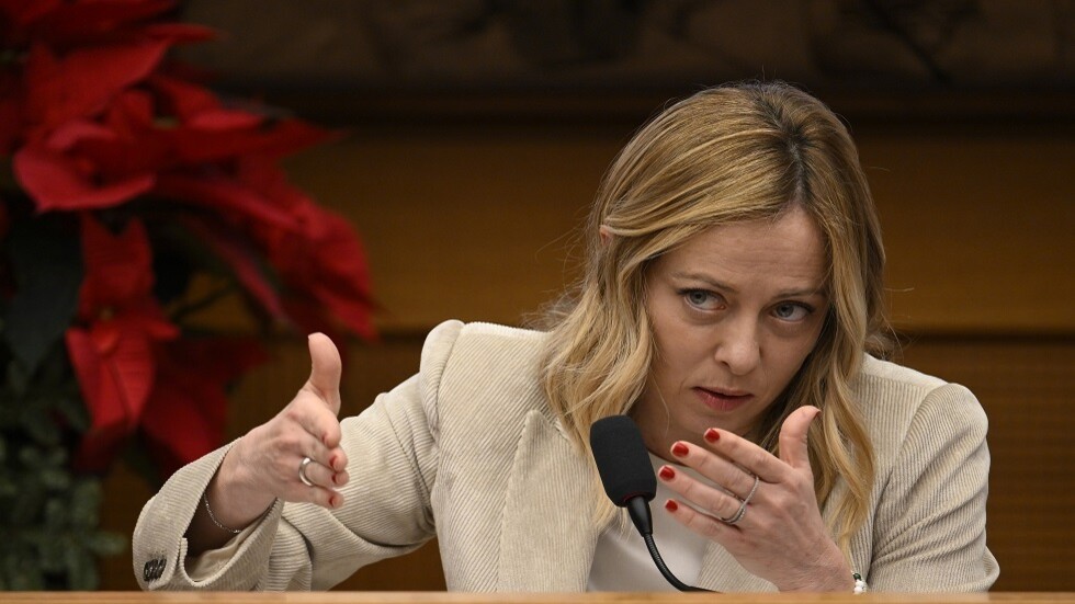 إيطاليا.. فيديو لأكثر من 150 رجلا يؤدون التحية الفاشية وميلوني تدافع عن حكومتها (فيديو)