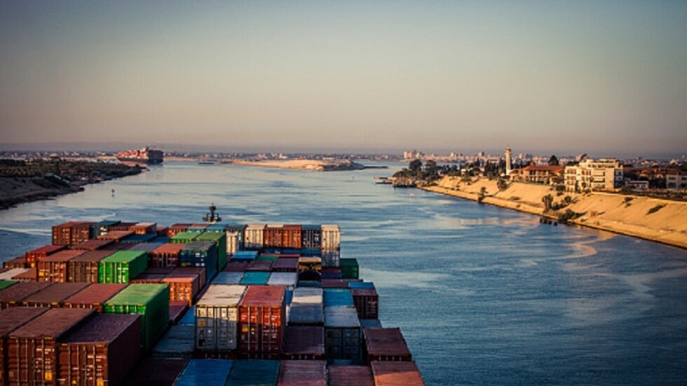 خبير يكشف لـRT تأثير الضربات الأمريكية في اليمن على الاقتصاد المصري