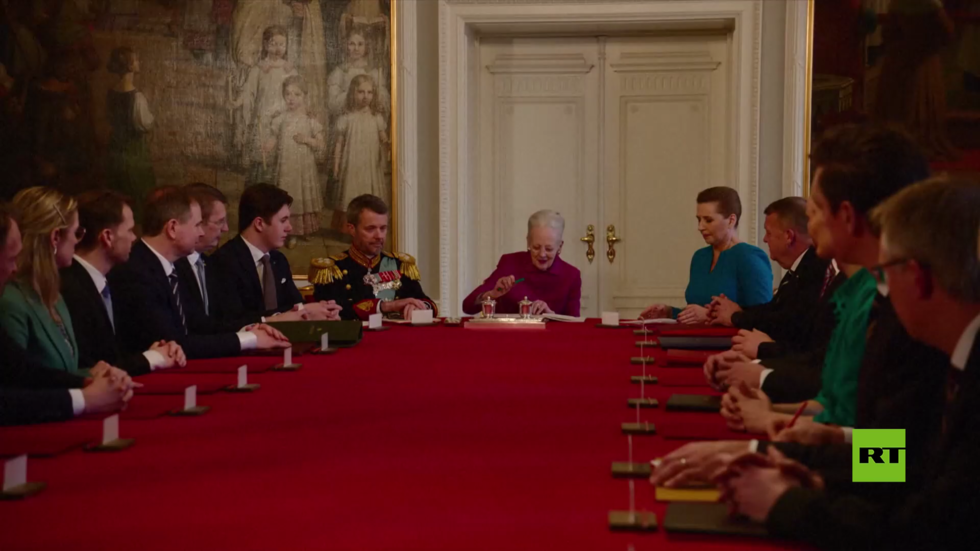 بالفيديو.. ملكة الدنمارك تسلم ابنها العرش بعد 52 عاما من حكمها