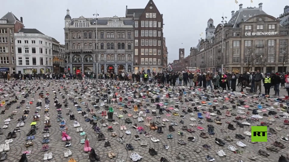 آلاف الأحذية وسط أمستردام تكريما لأطفال فلسطينيين قتلوا في قطاع غزة