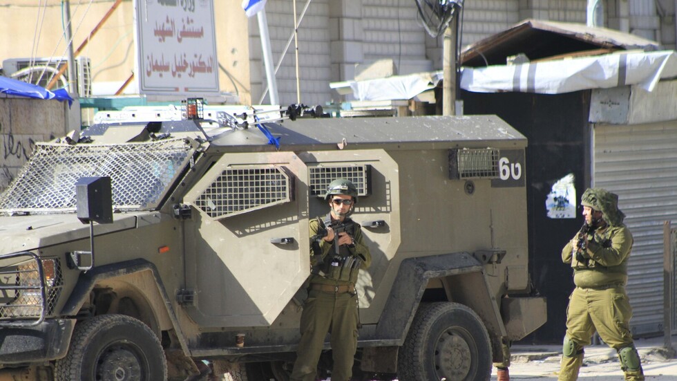 القوات الإسرائيلية تعتقل عشرات الفلسطينيين في حملة مداهمات بالضفة الغربية (فيديو)