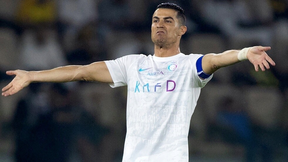 أول تعليق من رونالدو بعد تتويج ميسي بجائزة 