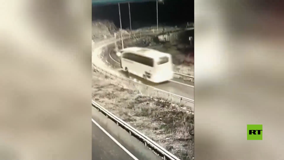 كاميرات تسجل لحظة انقلاب حافلة في حادث سير مميت بجنوب شرق تركيا