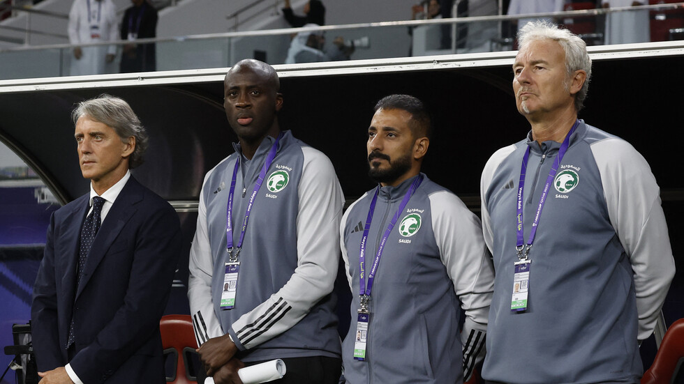 تصرف مثير للجدل من مترجم مانشيني خلال مواجهة عمان والسعودية