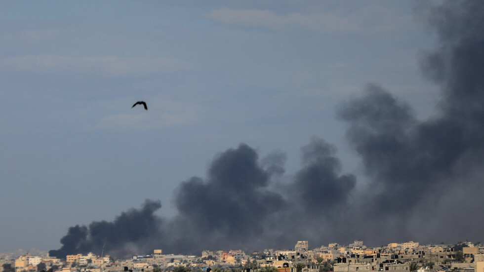 إعلام فلسطيني: اشتداد المعارك جنوب غزة والقوات الإسرائيلية تدمر مقبرة بخان يونس وتسرق الجثامين منها