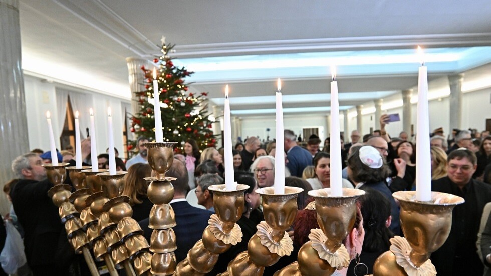 بولندا.. البرلمان يصوت لصالح رفع الحصانة عن نائب يميني متطرف أخمد شموع عيد "الحانوكا" اليهودي