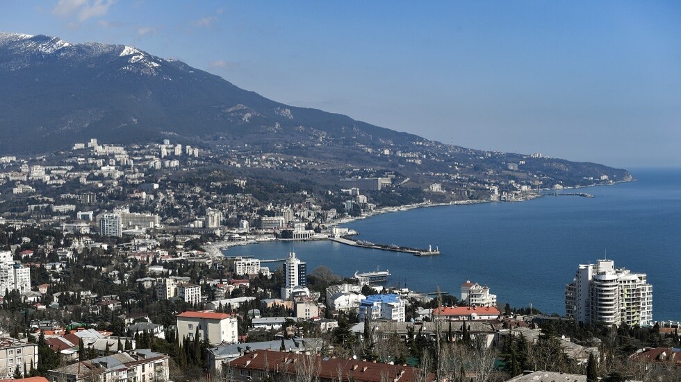 قائد قوات "الناتو" السابق في أوروبا يطالب الغرب بمساعدة أوكرانيا على ضرب القرم