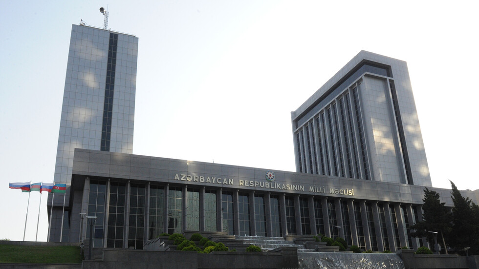 البرلمان الأذربيجاني يطالب الحكومة بقطع العلاقات مع فرنسا والاعتراف باستقلال كورسيكا
