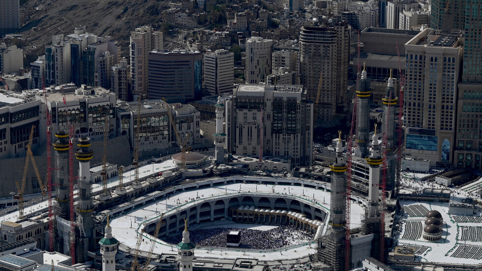 يطل على الكعبة المشرفة.. "المصلى المعلق" في مكة المكرمة يدخل موسوعة "غينيس"