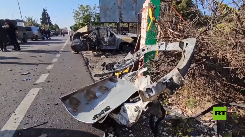 مشاهد من مكان استهداف مسيرة إسرائيلية لسيارة جنوبي لبنان