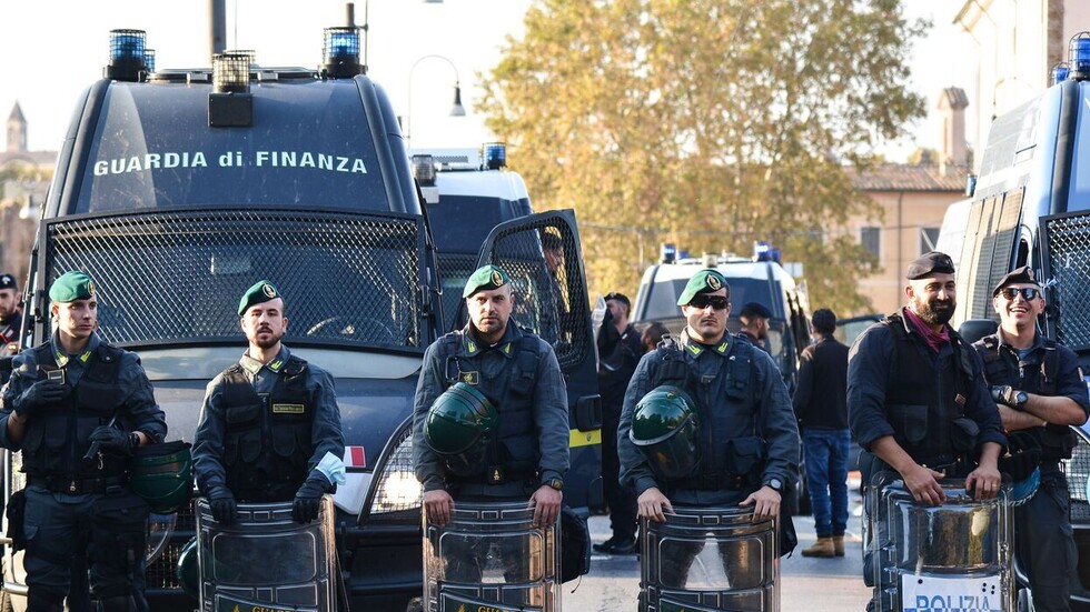 احتجاجات ضد إسرائيل في معرض للمجوهرات بإيطاليا تتحول إلى اشتباكات مع الشرطة