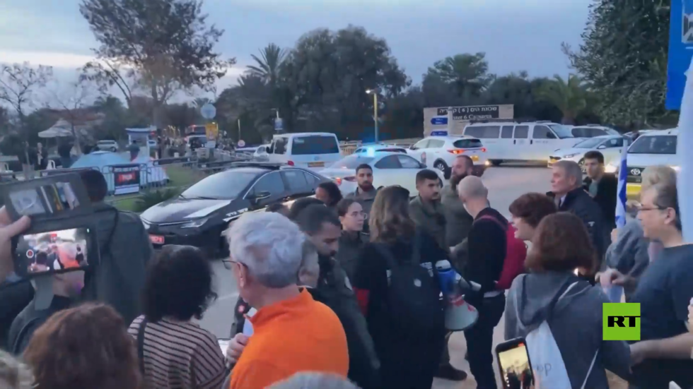 الجيش الإسرائيلي يفرق حشدا من المتظاهرين أمام مقر إقامة بنيامين نتنياهو