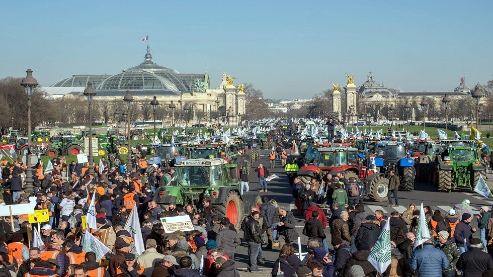 آلاف الفرنسيين يشاركون في الاحتجاجات على قانون الهجرة الجديد