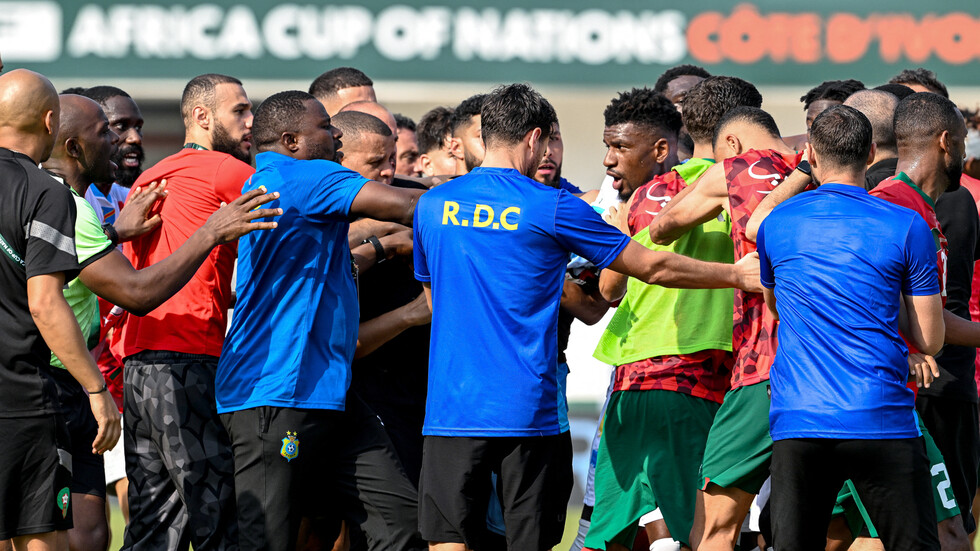 عراك بين لاعبي المغرب والكونغو.. اتهام الركراكي بالعنصرية ومبيمبا "يناجي الله" (فيديو)