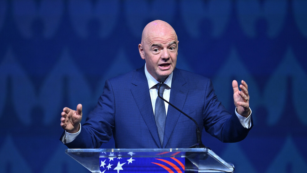 عقوبات جديدة يطالب بها رئيس "فيفا" ضد مرتكبي الإساءة العنصرية