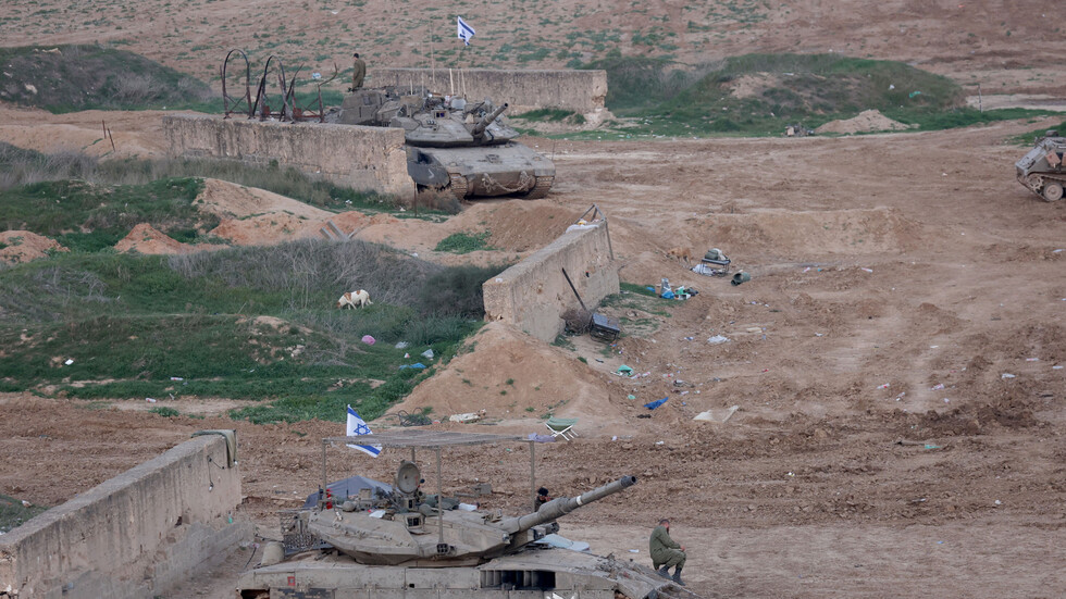 الجيش الإسرائيلي يعلن تعرض إحدى قواعده الجوية لأضرار جراء صواريخ أطلقت من لبنان