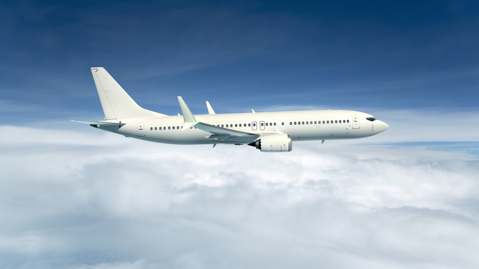 إلغاء رحلة جوية متجهة إلى مدينة نيويورك عقب ملاحظة راكب بفقدان مسامير على جناح الطائرة.. فيديو