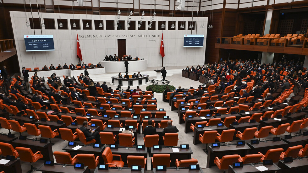 البرلمان التركي يصادق على انضمام السويد للناتو